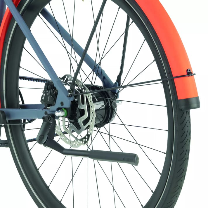 Orange mudguards are the trademark of all "257s", regardless of model or colour. Less conspicuous: the large 180 mm brake discs.