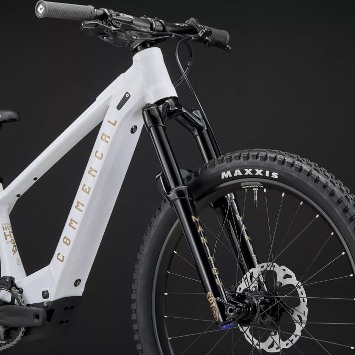 Lightweight frame, 150 mm travel. Sounds like fun.