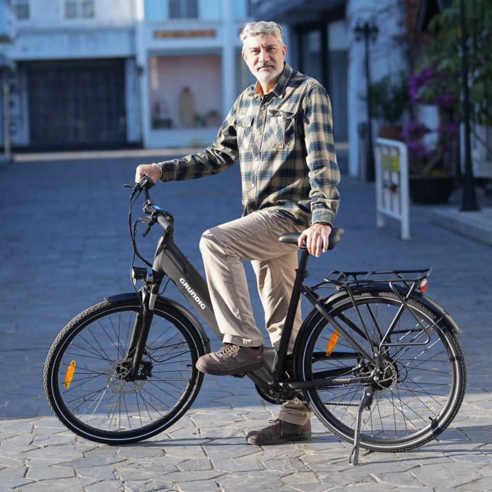 The suspension fork with 50 mm suspension travel compensates for bumps in the road and noticeably increases riding comfort.