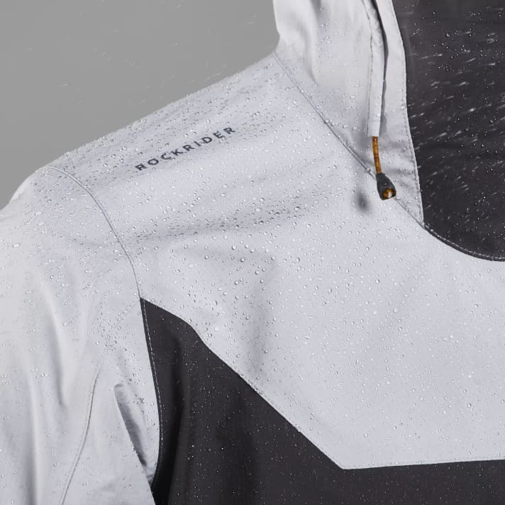 In combination with sealed seams, it offers reliable protection against rain and splashing water without neglecting breathability.