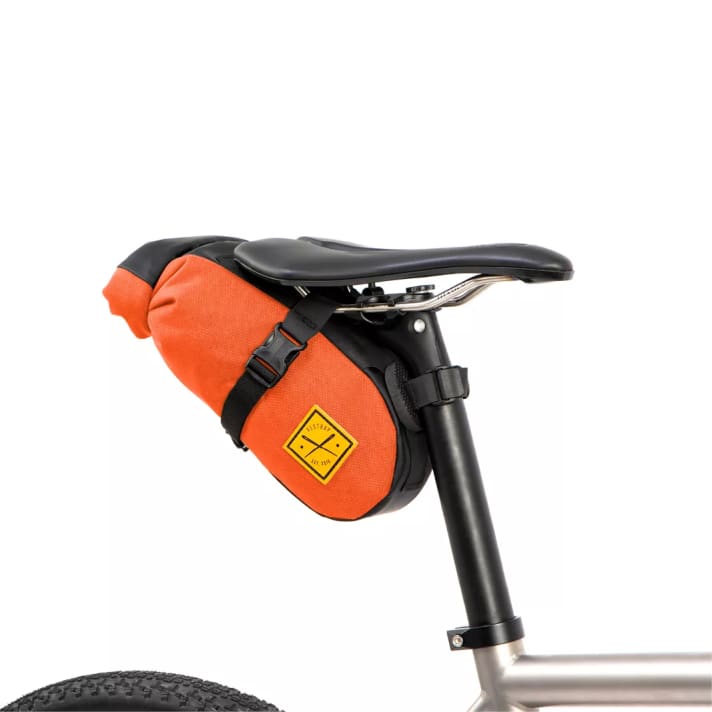 Neben dem klassischen Schwarz und diesem auffälligen Orange ist die Restrap Satteltasche auch in Olivgrün zu haben.