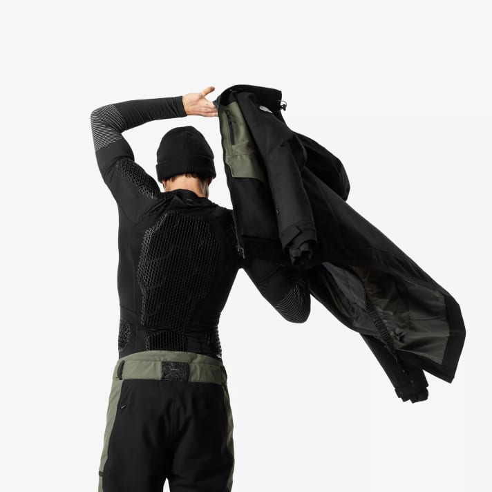 Der neue D3O Ghost Reactive Protective Baselayer von Decathlon soll bei Stürzen schützen. Dafür sorgt ein Material, das sich beim Sturz verhärtet.