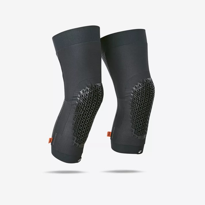 Die Knieprotektoren MTB Allmountain Enduro Light nutzen die innovative D3O-Technologie. Bei einem Aufprall verhärtet sich das Material.