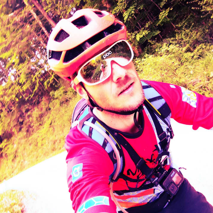 On his second attempt to conquer 3000 metres of altitude in one day, BIKE reader Albert was all alone on the road. He documented his tour himself with his camera.