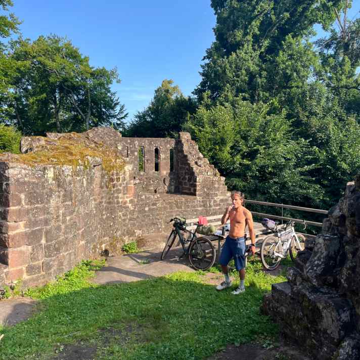 Zähneputzen im Burghof: Gruseliges Schicksal des Burgherren.