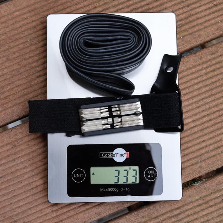 Ersatzschlauch und Multitool sind nur ein Teil der Gadgets, die das Merida One-Forty ab Werk mit sich herumschleppt. Im Unterrohr steckt außerdem eine Werkzeugtasche mit Luftpumpe und Tubeless-Reparaturset, in der Hinterradachse ein weiteres Tool.
