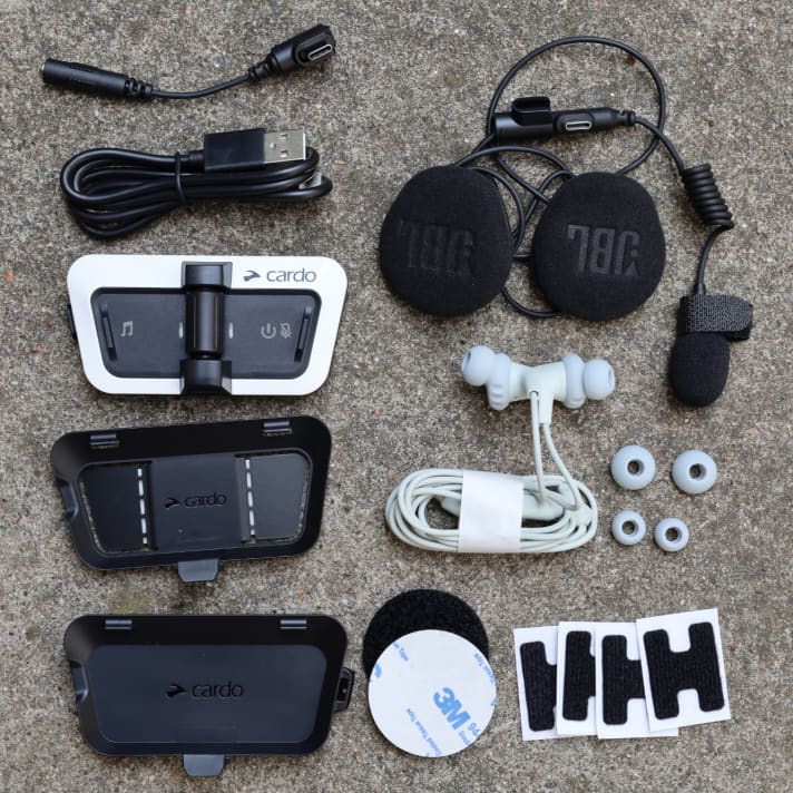 Quite a lot of parts: With several mounting and headset options, the Cardo Packtalk Outdoor includes most of the individual parts.