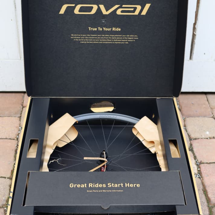 Elegant and understated: this applies to both the Roval Traverse SL II wheelset and its packaging.