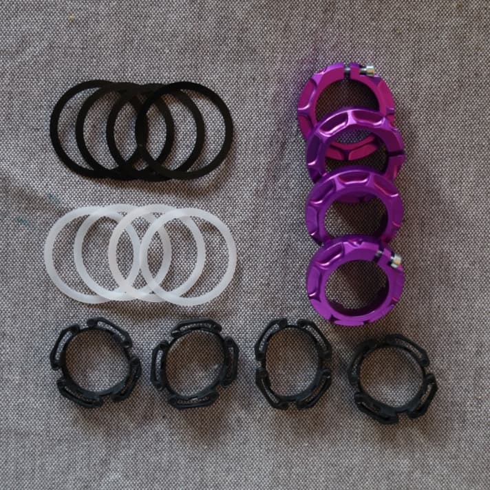 Bastelstunde: Über die schwarzen und weißen Plastik-Ringe lässt sich die Härte der Rev Grips in fünf Stufen verstellen.