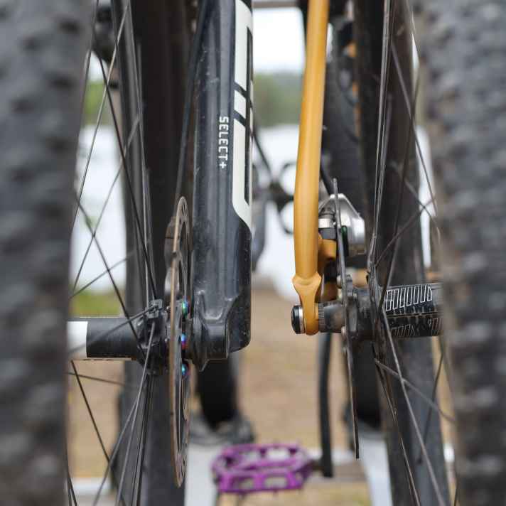 Safety clearance: There is enough space for two bikes on the Eufab SD260 without having to worry about chafing.