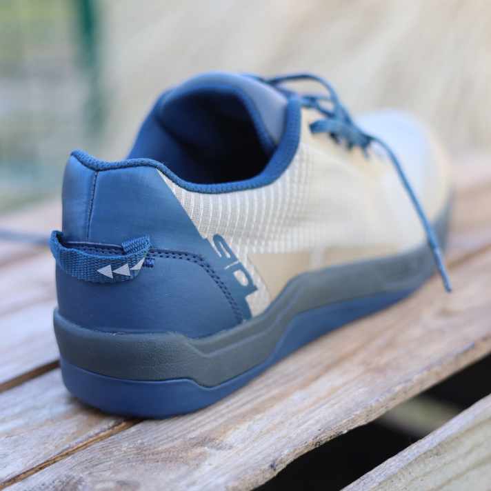 Reflektierende Elemente an allen Seiten und saubere Nähte verleihen dem SIDI Motus einen hochwertigen und funktionalen Charakter.