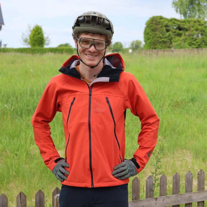 BIKE Redakteur Jan Timmermann und die Leatt MTB HydraDri 5.0 Jacke.