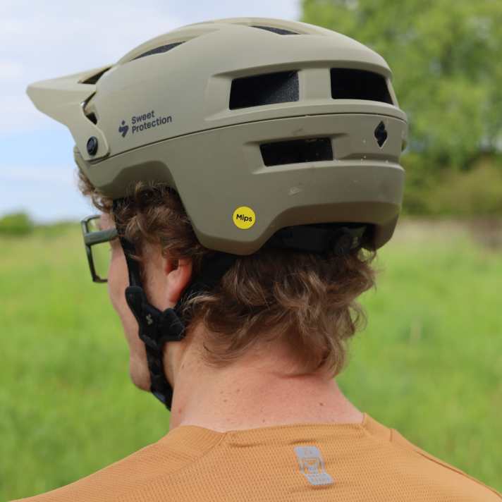 For extra protection, the Sweet Protection helmet is pulled far down at the back.