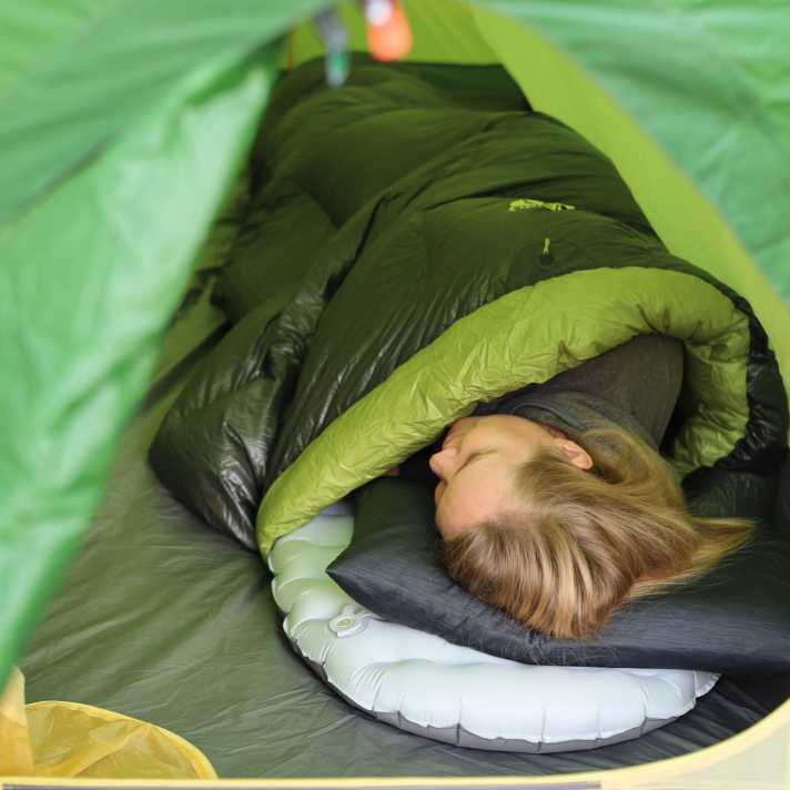 Extremely cosy for a minimalist bikepacking system: the sleeping quilt, sleeping mat and pillow from Nemo impress with their relatively high level of comfort.