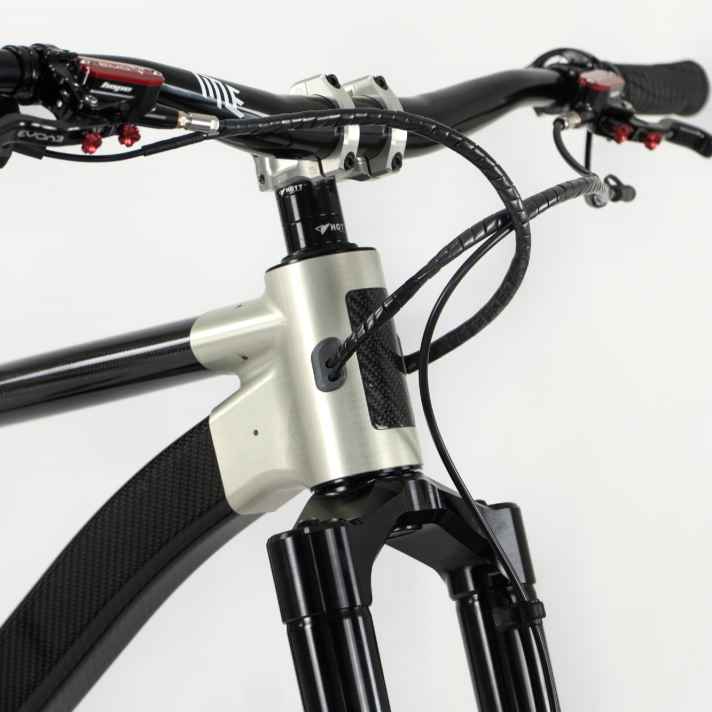 The geometry of the Hott Alice can be customised via headset shells in the continuous 56 millimetre head tube.