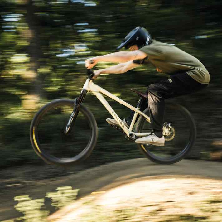 Pumptracks erfreuen sich zu recht großer Beliebtheit. Dirtbikes sind die konsequente Wahl für die spaßigen Bike-Spielplätze.