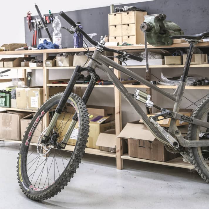 Development work also includes testing. Cornelius Kapfinger's Commencal Clash Enduro bike with prototypes of the Intend Trinity brake levers.