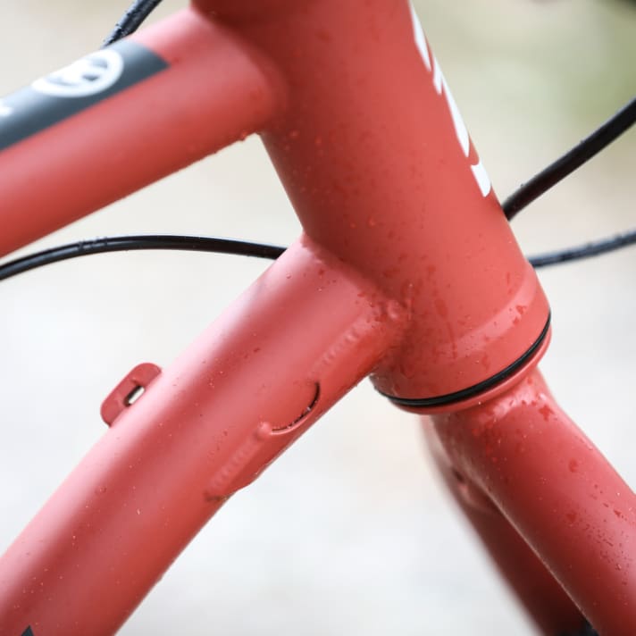 Verstärkung: Angeschweißte Gussets sollen den Stahlrahmen des Kona Unit besonders haltbar machen. Eine lebenslange Garantie unterstreicht diesen Anspruch. Die Züge werden allesamt außen verlegt.