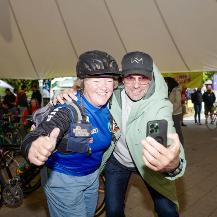 Two former Word Cup legends at the selfie shoot: Italian Giovanna Bonazzi and German World Cup legend Mike Kluge were visibly delighted to see each other again.