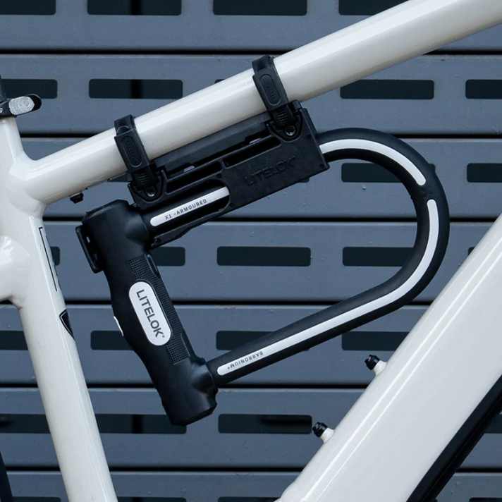 Practical accessory: With the Tactical Mount bracket, the 1.7-kilo lock can be attached to the frame at various points.