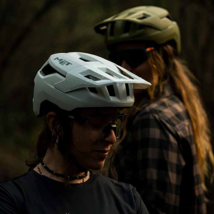 Der Shelter ist METs neuer preiswerter Einsteiger-Helm für Trail bis Enduro mit erweiterter Abdeckung MIPS-Option
