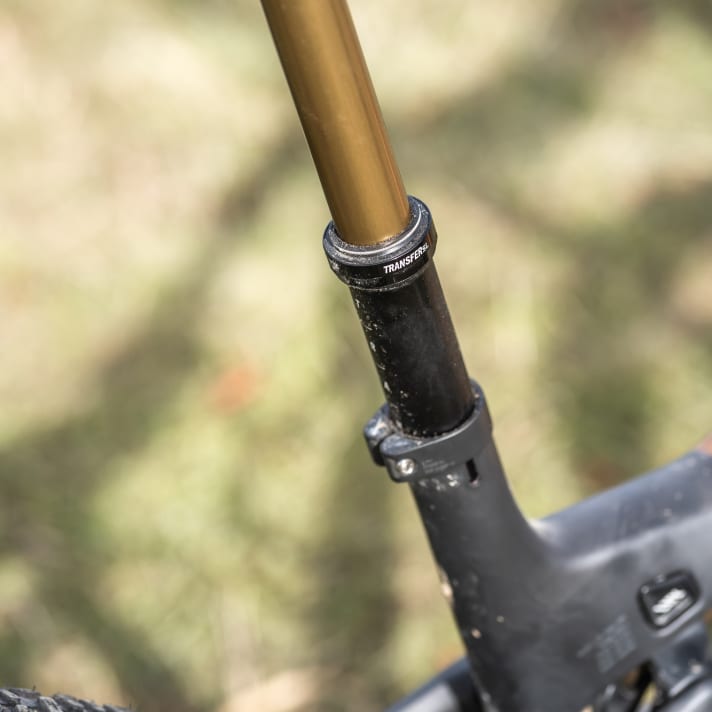 Unfortunately, the lightweight Fox Transfer SL dropper post has no intermediate position.