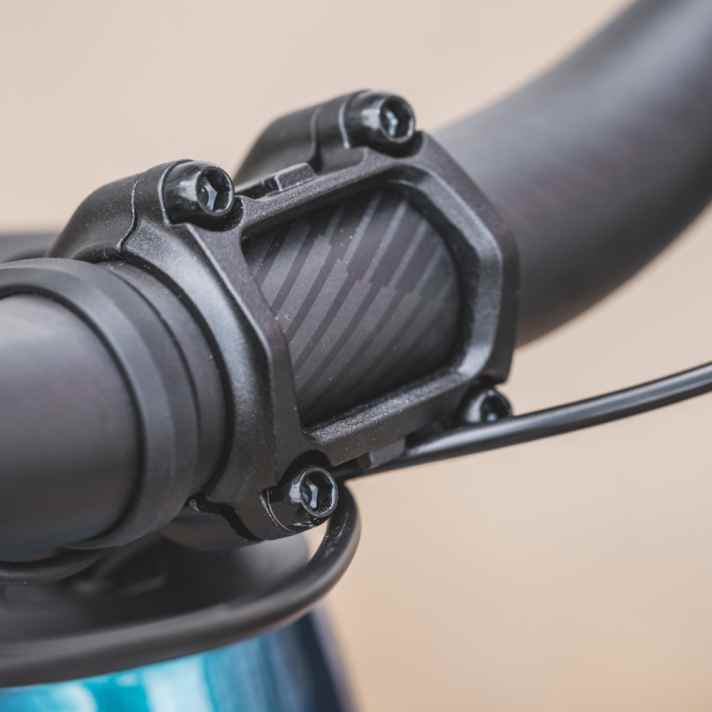 An diesen zwei unscheinbaren Nasen (oben und unten) am Vorbau kann die X-Connect-Halterung für Frontleuchten von Acid angebracht werden.