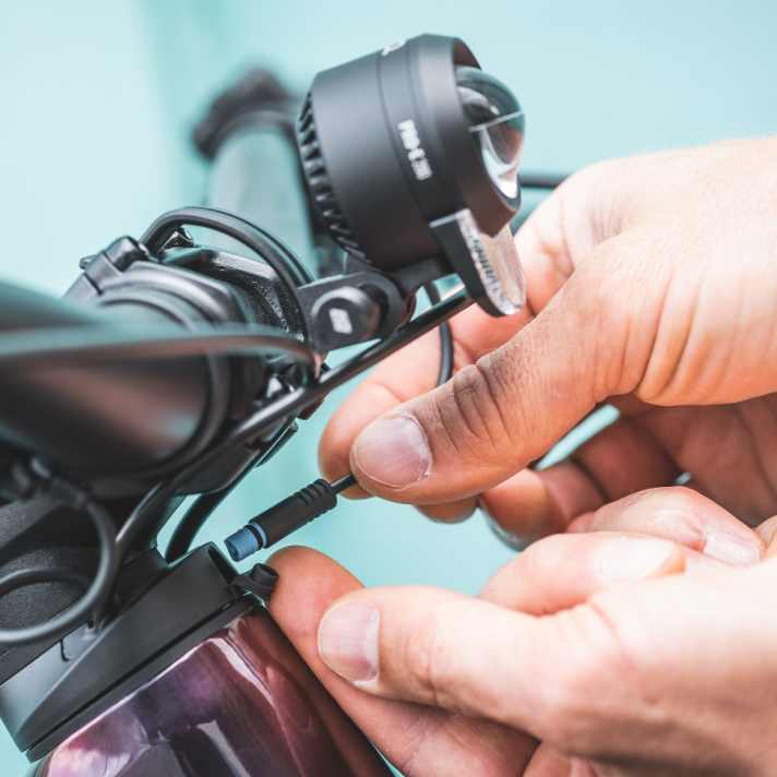 Für die Stromversorgung durch den Haupt-Akku hat Cube eine “Steckdose” über dem Steuerrohr installiert.