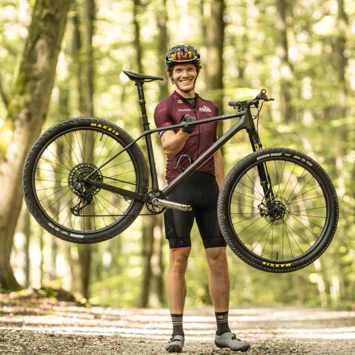 BIKE-Testredakteur Jan Timmermann mit dem federleichten Bike Ahead The Frame.