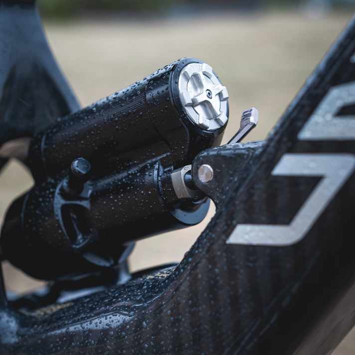 Durch ein cleveres System kann der Intend Hover Monocoque zwischen verschiedenen Einbaustandards wechseln und so mit höherer Wahrscheinlichkeit vom alten aufs neue Bike übertragen werden.