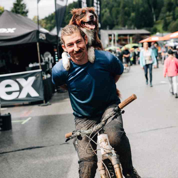 Die Hose dreckig, die Laune gut: Von etwas Regen hat sich noch kein echter Mountainbiker abhalten lassen.