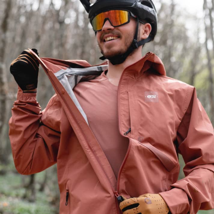 Picture Granity+ 2.5 L jacket made from 52 % recycled polyester and 48 % circular polyester