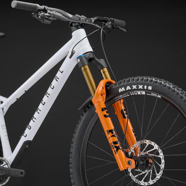 The complete bike comes with a Fox 36 Factory fork with 150 mm travel.