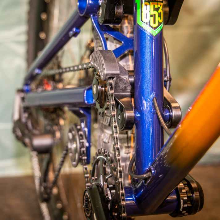 Beim Enduro-Fully von Auckland Cycleworks ist die obere Kettenumlenkung nicht am Rahmen, sondern am Umlenkhebel aufgehängt.