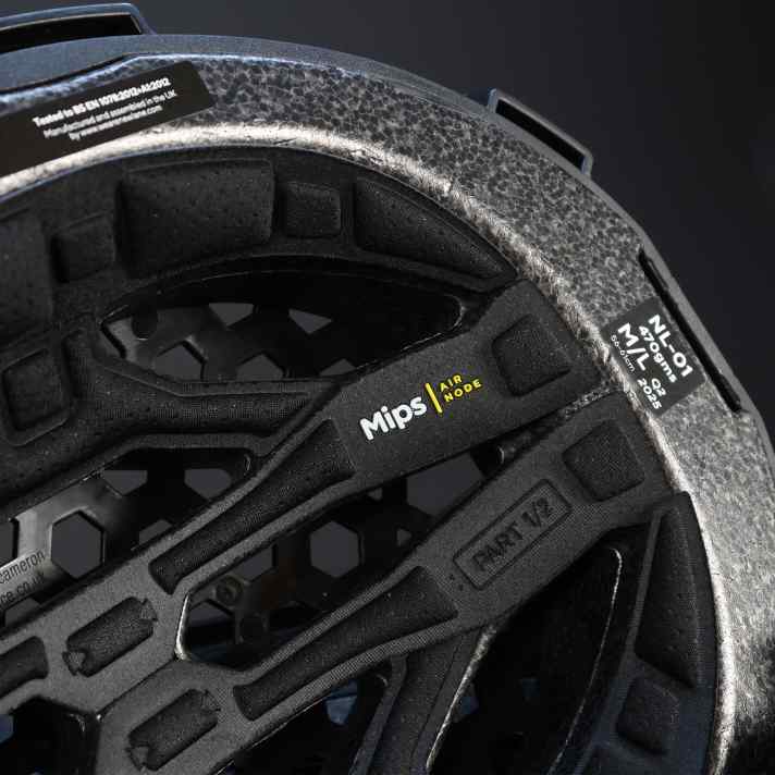 Newlane verwendet das besonders leichte MIPS Air Node, das in die Polster des Helms eingearbeitet ist.