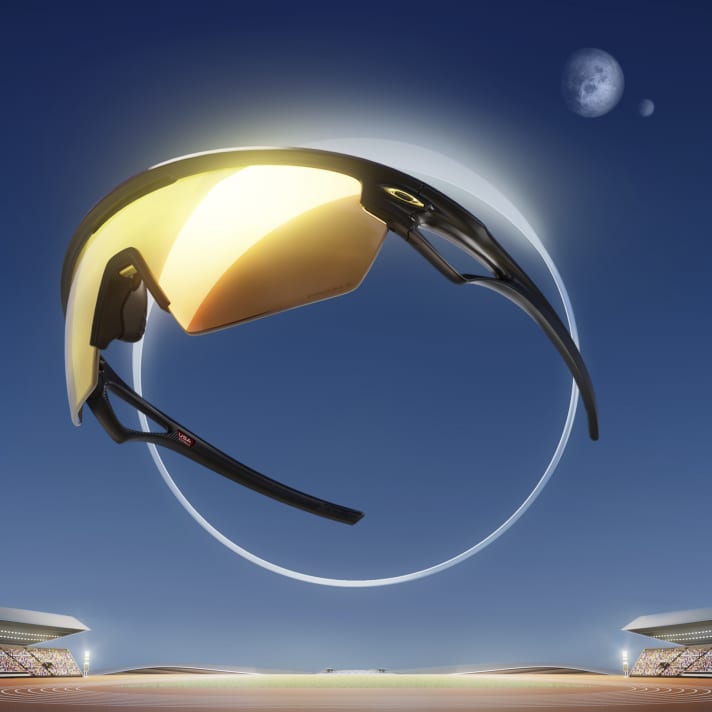 Schwarz-gold... und dieser sexy, doch irgendwie unnötige Steg am Brillenbügel: die Sphera ist wieder eine klassische Oakley!