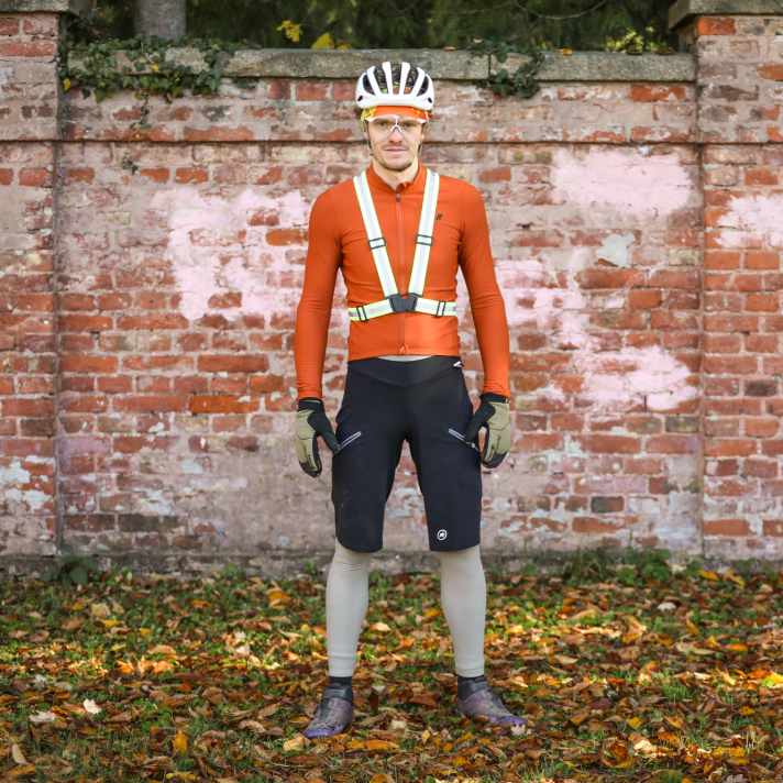 Warme aber funktional-atmungsaktive Winterklamotten sind die Basis jeder guten Pendler-Ausrüstung in der kalten Jahreszeit. Sichtbarkeit ist besonders wichtig. Für Sauwetter lässt sich eine Jacke ergänzen.