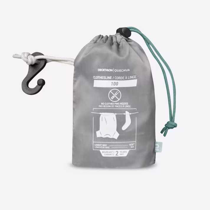 Decathlon propose cette corde à linge avec un système d'accrochage bien pensé.