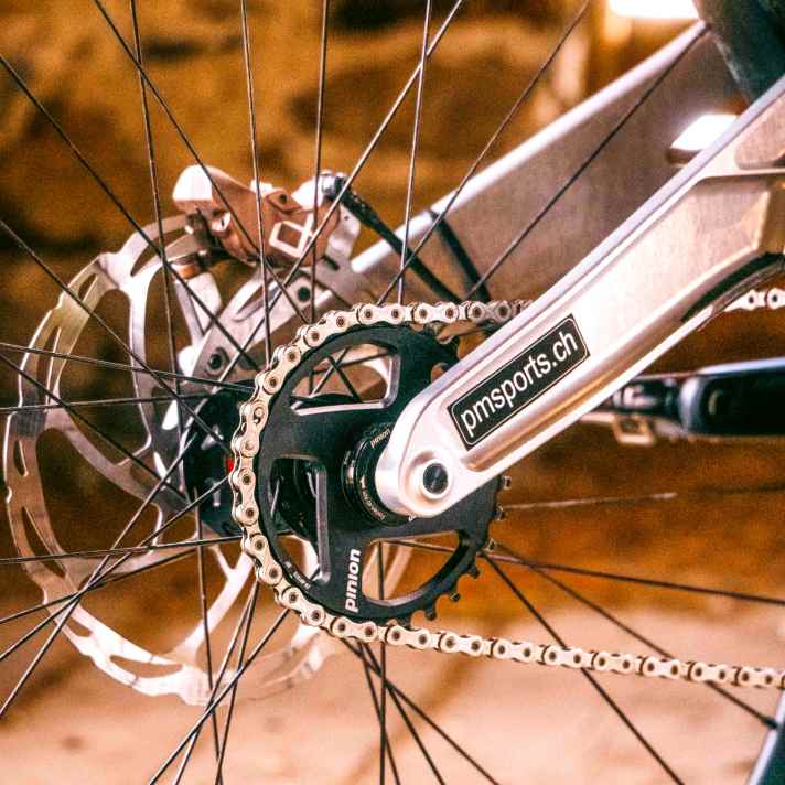 The chainstays milled from the solid are reminiscent of the elevated chainstays of the 90s, but are part of a state-of-the-art rear suspension system.