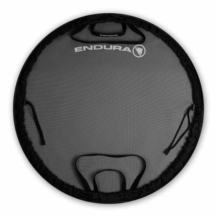 Der Endura MT500 Dirt Bag dient euch als Fußmatte zum Umziehen und als praktischer Wäschebeutel