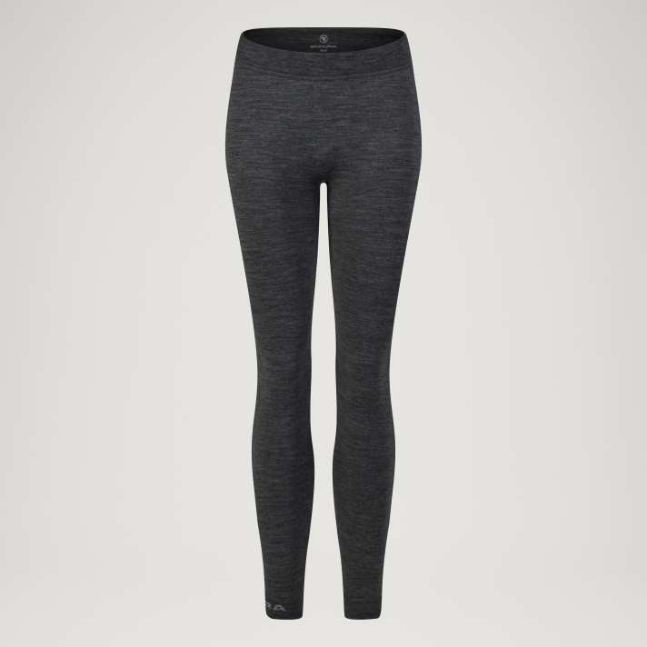 Chilblains can get an additional buffer layer under the softshell trousers with the merino leggings