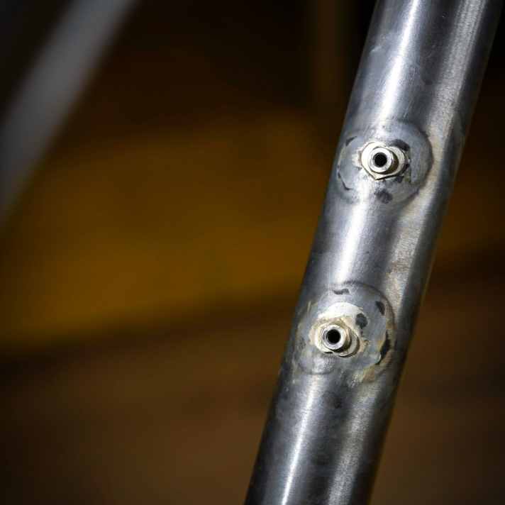 Liebe auf den ersten Blick: Unter der Flaschenhalteraufnahme werden Herzchen eingelötet. Das Unterrohr erweist sich als Sorgenkind.