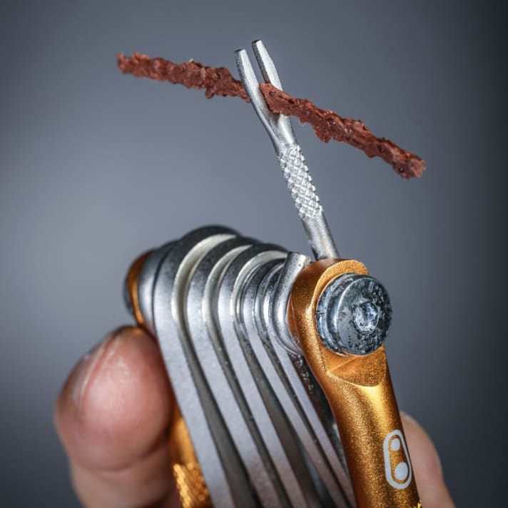 Insert the repair plug - also known as a salami - into the tool and even quite large holes in the casing are sealed.
