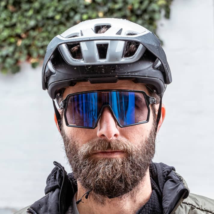 So viel Platz zwischen Brille und Helm bleibt nicht bei jeder Kombi. Vorher unbedingt ausprobieren!