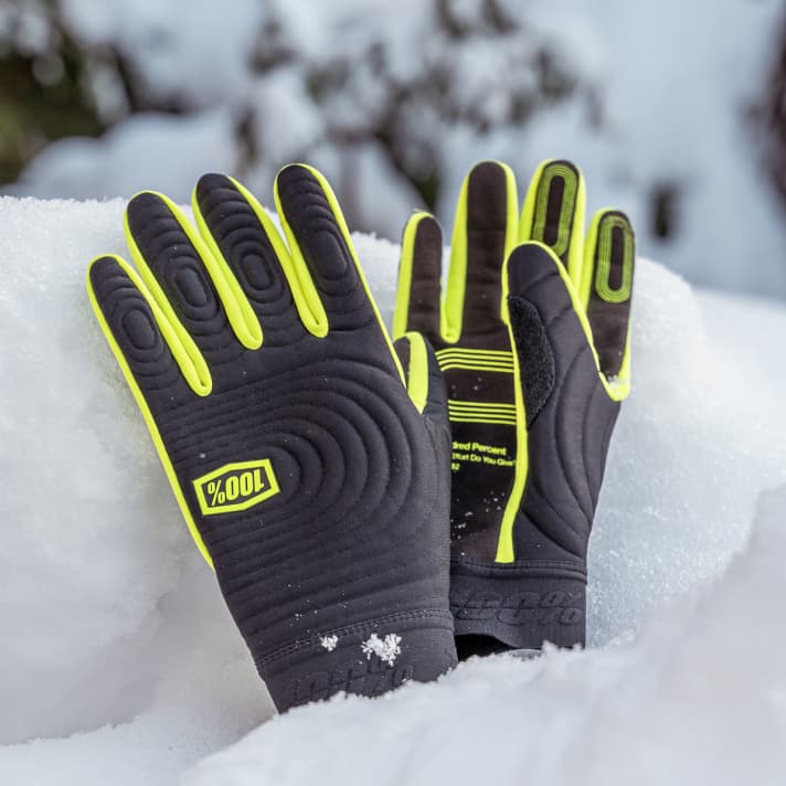 These rather light gloves do not feel so comfortable in the snow. They are more suited to temperatures above zero.