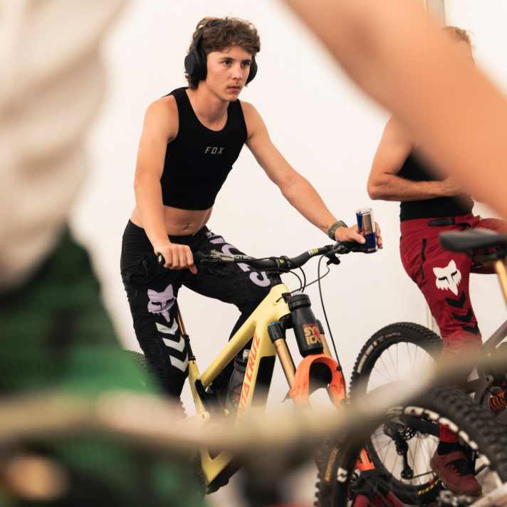 Such a leek and yet it still holds the handlebars firmly on 10-metre drops. How does that work?