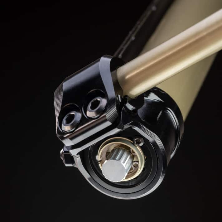 The 15 millimetre thru axle can be replaced with a fat 20 millimetre model. The axle is double-clamped on the Intend Flash 38.