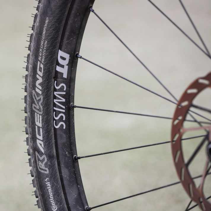 25 millimetre narrow rims and 2.2 inch narrow tyres are no longer part of the current standards of modern race bikes. Grip is okay in the dry. The damping is poor.