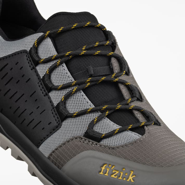 Is the loop missing? However, the ergonomic lacing system of the Terra Ergolace GTX is designed to ensure a good fit and has a loop garage to prevent the laces from getting caught in the chain.