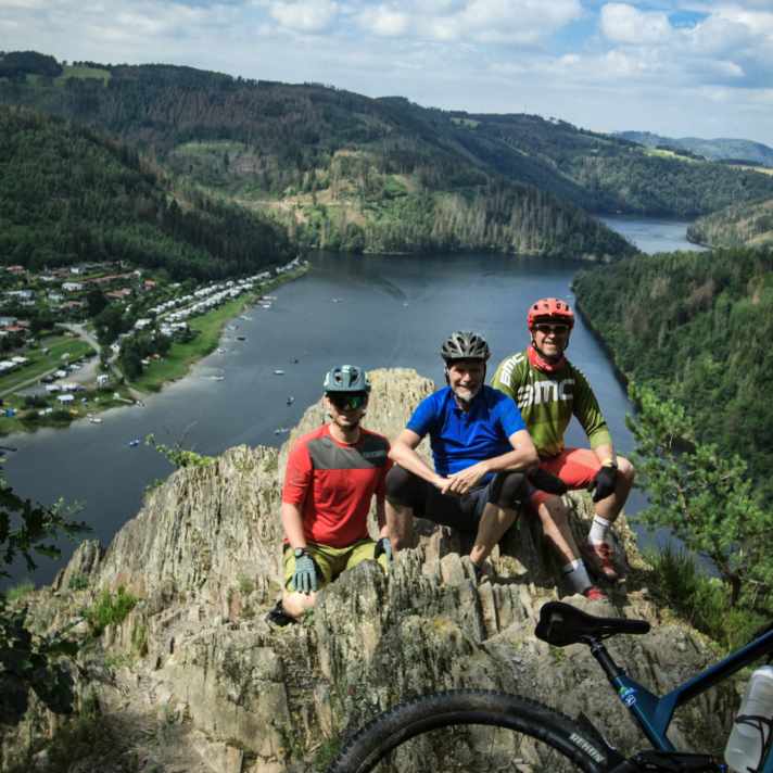 Die Kletterpartie über den Bockfelsen ist nicht ohne. Aber der Local weiß: Die Trails unten am Ufer enthalten die heftigeren Tragepassagen.